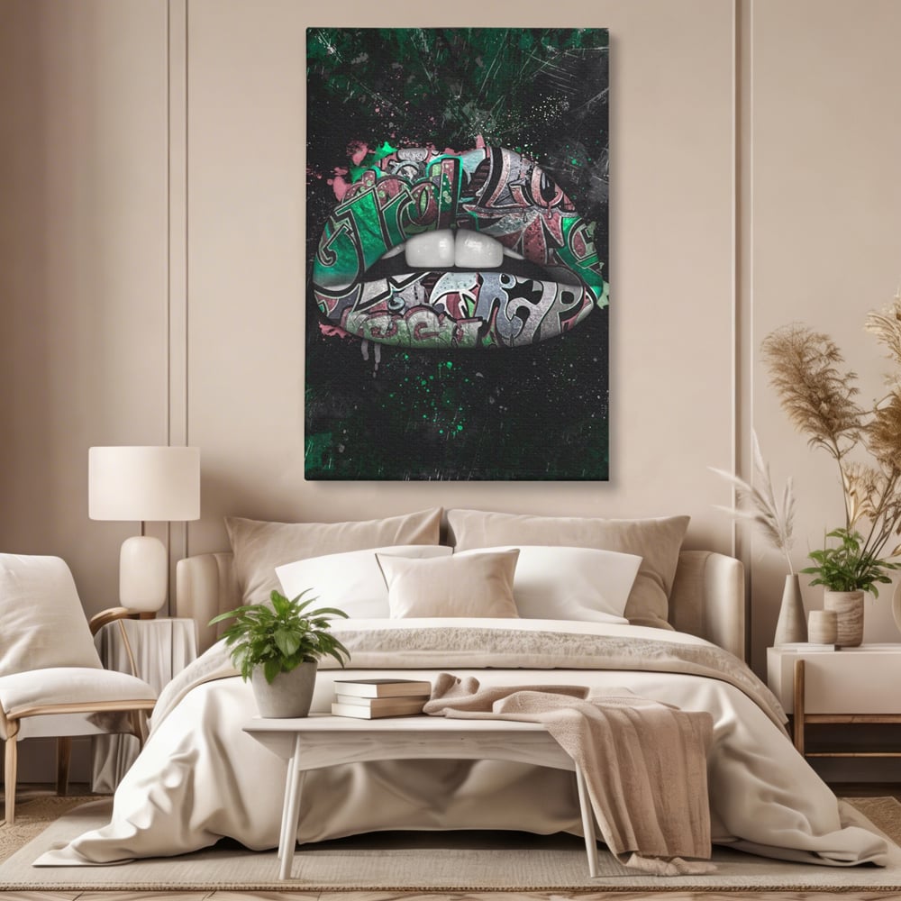Tablou canvas cu tablou canvas cu buze si graffiti verde, fara rama, pe sasiu de lemn, pe perete intr-un dormitor